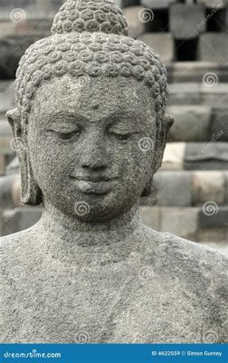  Borobudur-reliefen med Buddha och Bodhisattvor - En dans av sten och andlighet!