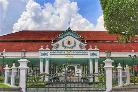 Keraton Surakarta: En Intrigerande Synkretism av Religiös Mystik och Kunglig Prakt!